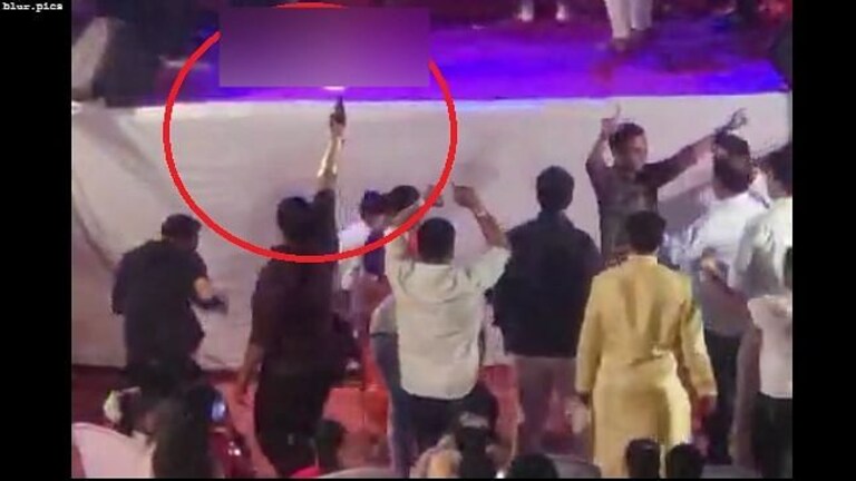 महाराष्ट्र आहे की बिहार?, भर कार्यक्रमात हवेत गोळीबार; Video व्हायरल Mumbai Tak