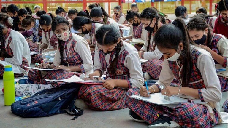 अखेर निर्णय झाला! कोरोनामुळे दहावीची परीक्षा रद्द Mumbai Tak