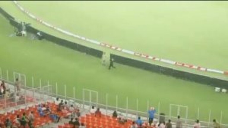 सिक्युरिटी कव्हर मोडत चाहता घुसला मैदानात, सुरक्षेचे तीनतेरा Mumbai Tak