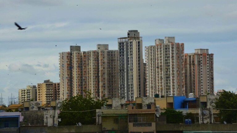 मुंबईतल्या टोलेजंग इमारतींमध्ये होतोय कोरोनाचा वेगाने प्रसार, आतापर्यंत ६५० बिल्डींग सील Mumbai Tak