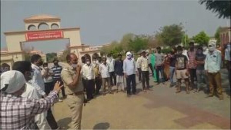 बुलडाणा : जेवण न मिळाल्यामुळे रुग्ण कोविड सेंटरबाहेर Mumbai Tak