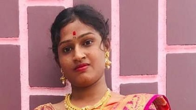 बुलढाणा : गळफास घेताना सेल्फी घेत विवाहीतेची आत्महत्या, पतीसह चार जणांविरुद्ध गुन्हा दाखल Mumbai Tak