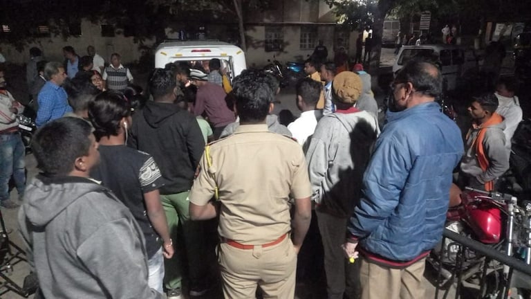 बुलढाणा : मुलीच्या नातेवाईकांनी घेराव घातला अन्…; पोलीस स्टेशनबाहेरच तरुणावर प्राणघातक हल्ला Mumbai Tak