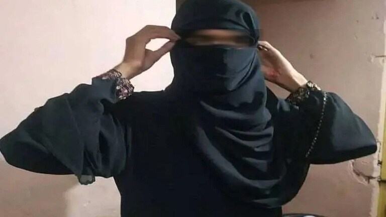 बुरखा घालून मैत्रिणीला भेटायला आलेल्या तरूणाला बेदम मारहाण, साताऱ्यातली धक्कादायक घटना Mumbai Tak