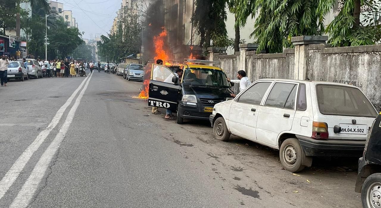 मुंबईच्या रस्त्यावर भर दिवसा ‘बर्निंग टॅक्सीचा’ थरार Mumbai Tak