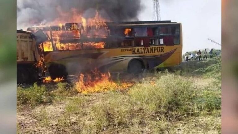 भीषण अपघात : टँकरच्या धडकेनंतर बसला लागली आग; 12 जणांचा होरपळून मृत्यू Mumbai Tak