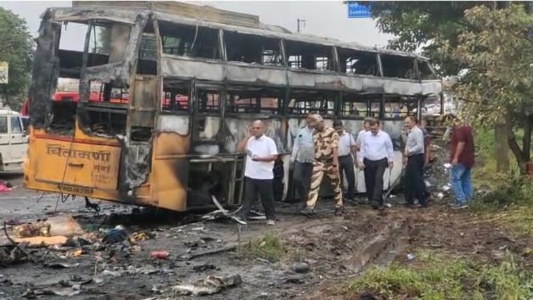 Nashik Bus Fire: बस अपघाताल्या जखमींवर नाशिक रूग्णालयात उपाचार सुरू, ‘ही’ आहेत नावं Mumbai Tak