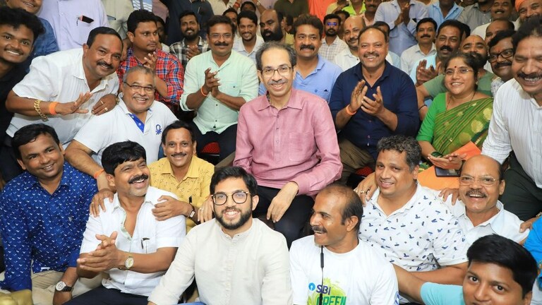 राड्यानंतर महेश सावंत यांना उद्धव ठाकरे यांच्या बाजूला बसवून आदित्य ठाकरे शिवसैनिकांमध्ये Mumbai Tak