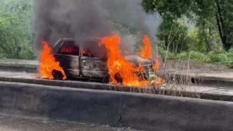 नागपुरमध्ये कुटुंब संपवण्यासाठी टोकाचं पाऊल! कारच दिली पेटवून, पत्नी आणि मुलगा होरपळले Mumbai Tak