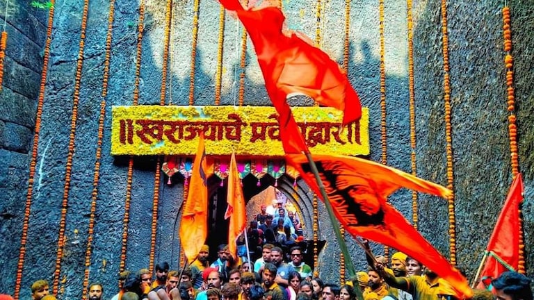 वा रे मावळ्यांनो! शिवजन्मभूमीतल्या किल्ले जीवधनला लोकवर्गणीतून नवे प्रवेशद्वार Mumbai Tak