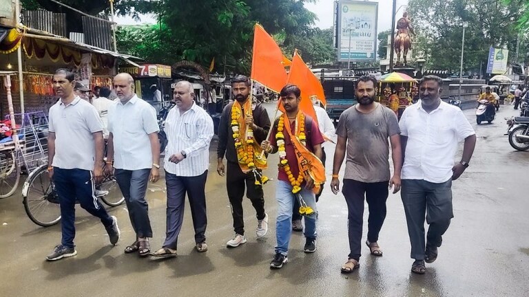 उद्धव ठाकरेंना पाठिंबा देण्यासाठी दोन शिवसैनिक पायीच निघाले सांगलीहून मुंबईकडे Mumbai Tak
