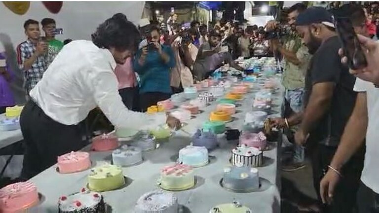 वाढदिवशी धुरळा… एकाच वेळी कापले ५५० केक, मुंबईतली घटना, पाहा व्हिडीओ Mumbai Tak