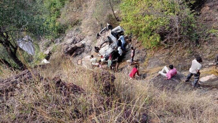 भवानी घाटात 400 फूट खोल दरीत कोसळली कार; वयोवृद्ध आईसह मुलाचा जागेवरच मृत्यू Mumbai Tak