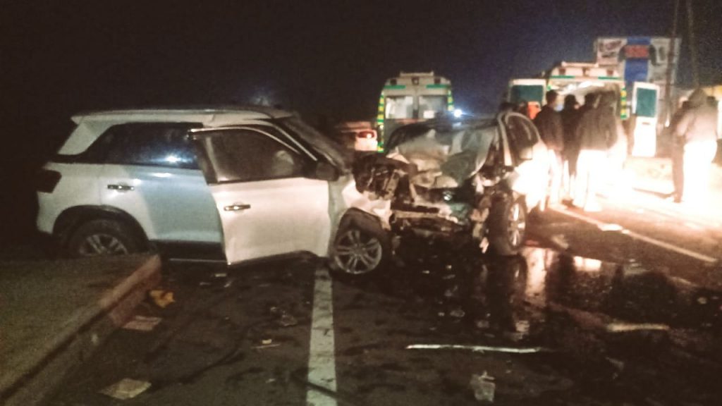 पुण्याकडे येेणाऱ्या कारचा अपघातात चक्काचूर! पती-पत्नीसह तिघांचा जागीच मृत्यू Mumbai Tak
