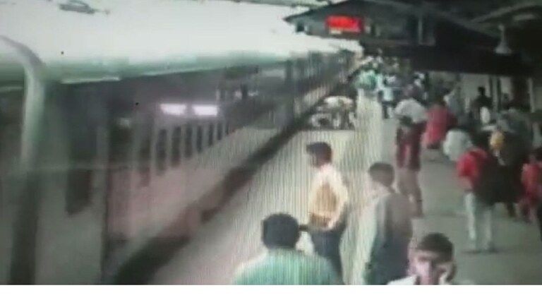 कल्याण CCTV व्हिडीओ : काळ आला होता, पण…; ‘त्या’ दोघी धावल्या म्हणून वाचले प्राण Mumbai Tak