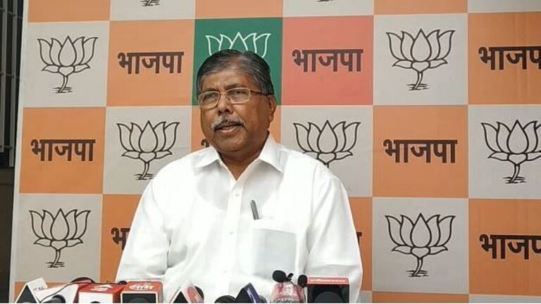 विश्वासघातानं गेलेलं सरकार मेहनतीने परत आणता येतं – चंद्रकांत पाटलांच्या विधानामुळे चर्चांना उधाण Mumbai Tak