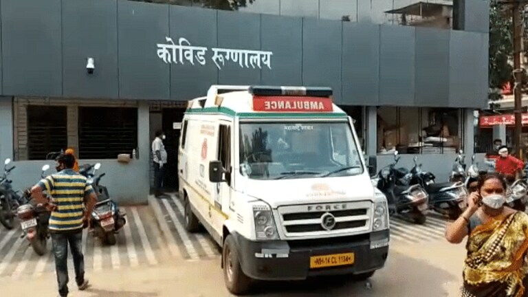चंद्रपूर- वेळीच बेड न मिळाल्यामुळे रूग्णालयाजवळच्या झाडाखाली रूग्णाने सोडले प्राण Mumbai Tak