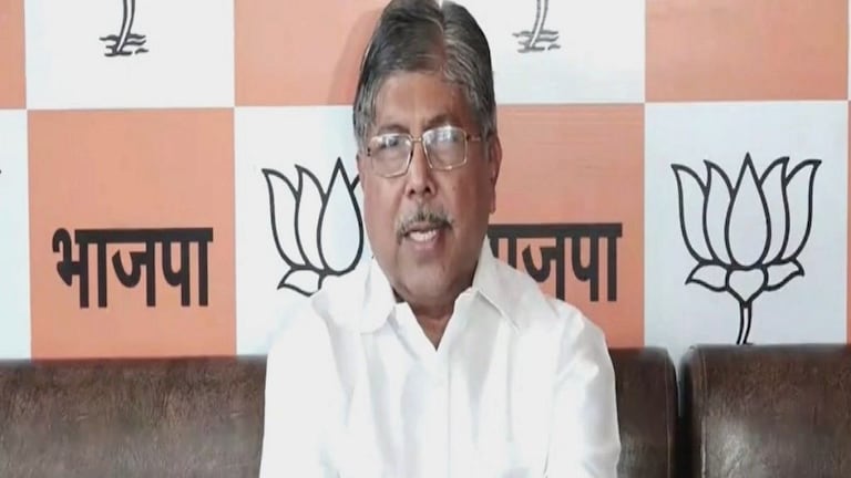 केवळ पोलीस अधिकाऱ्यांच्या बदल्या नकोत, गृहमंत्र्यांचाही राजीनामा घ्या – चंद्रकांत पाटलांची मागणी mumbaitak