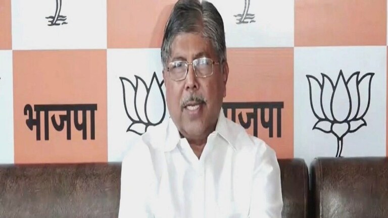 केवळ पोलीस अधिकाऱ्यांच्या बदल्या नकोत, गृहमंत्र्यांचाही राजीनामा घ्या – चंद्रकांत पाटलांची मागणी mumbaitak