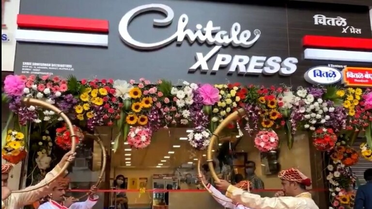 चितळे बंधूंचं सीम्मोलंघन! आता मुंबईतही मिळणार बाकरवडी Mumbai Tak