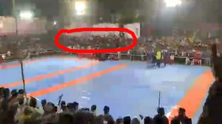 चंद्रपूर : कबड्डी सामन्यादरम्यान प्रेक्षक गॅलरी कोसळली, २० जणं जखमी Mumbai Tak