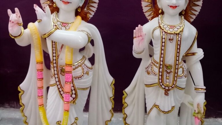 कृष्ण जन्माष्टमी स्पेशल रेसिपी: नारळाच्या वड्या Mumbai Tak