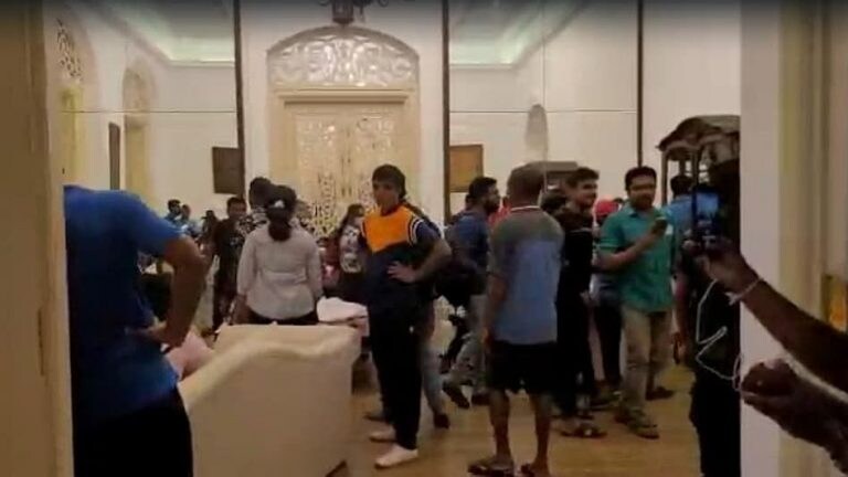 श्रीलंका: गोटाबाया फरार, सेल्फी, स्विमींग, दारू अन् बेडरूममध्ये WWE…, राष्ट्रपती भवन झाले पर्यटन स्थळ Mumbai Tak