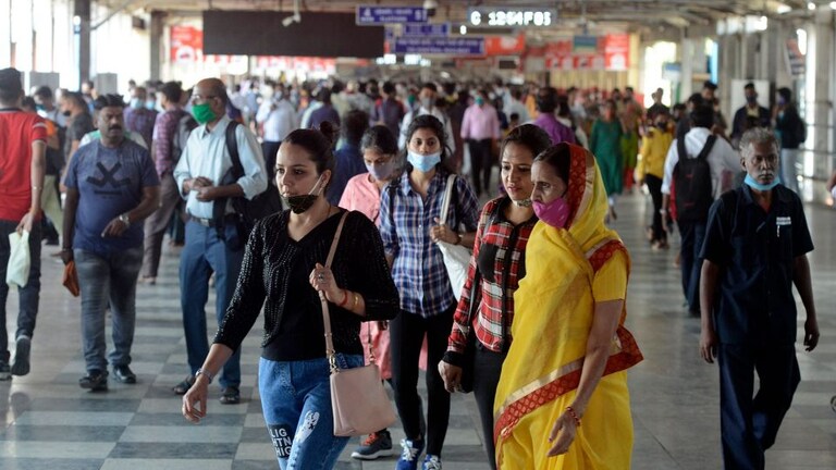 लोकल प्रवास करताना मास्क न लावल्यास भरावा लागणार दंड Mumbai Tak