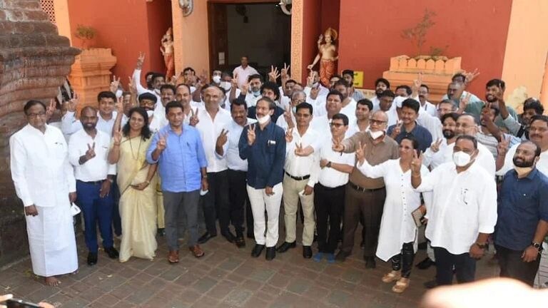 भाजपविरोधात लढण्यासाठी काँग्रेसचा प्लान ठरला; शिर्डीत नेते-पदाधिकाऱ्यांनी घेतली शपथ Mumbai Tak