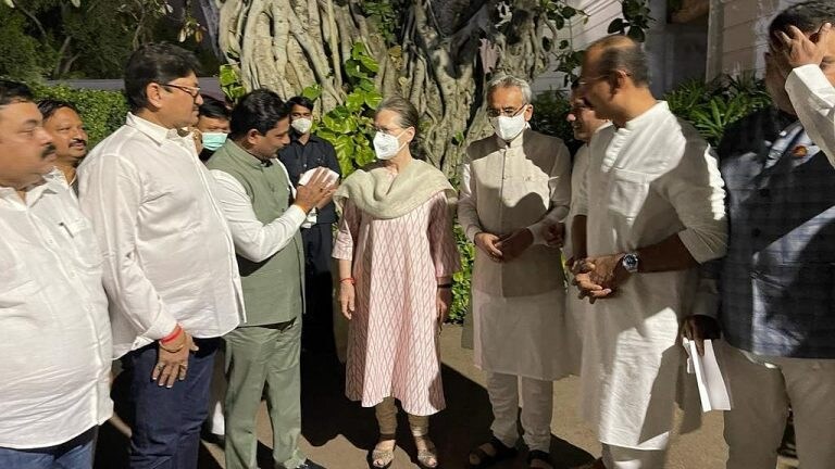 महाराष्ट्रातील काँग्रेस आमदारांनी सोनिया गांधींसमोर खदखद केली व्यक्त; काय घडलं भेटीत? Mumbai Tak