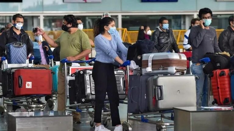 Omicron Variant: ओमिक्रॉन व्हेरिएंटची दहशत, भारत सरकारकडून नव्या गाइडलाइन जारी Mumbai Tak