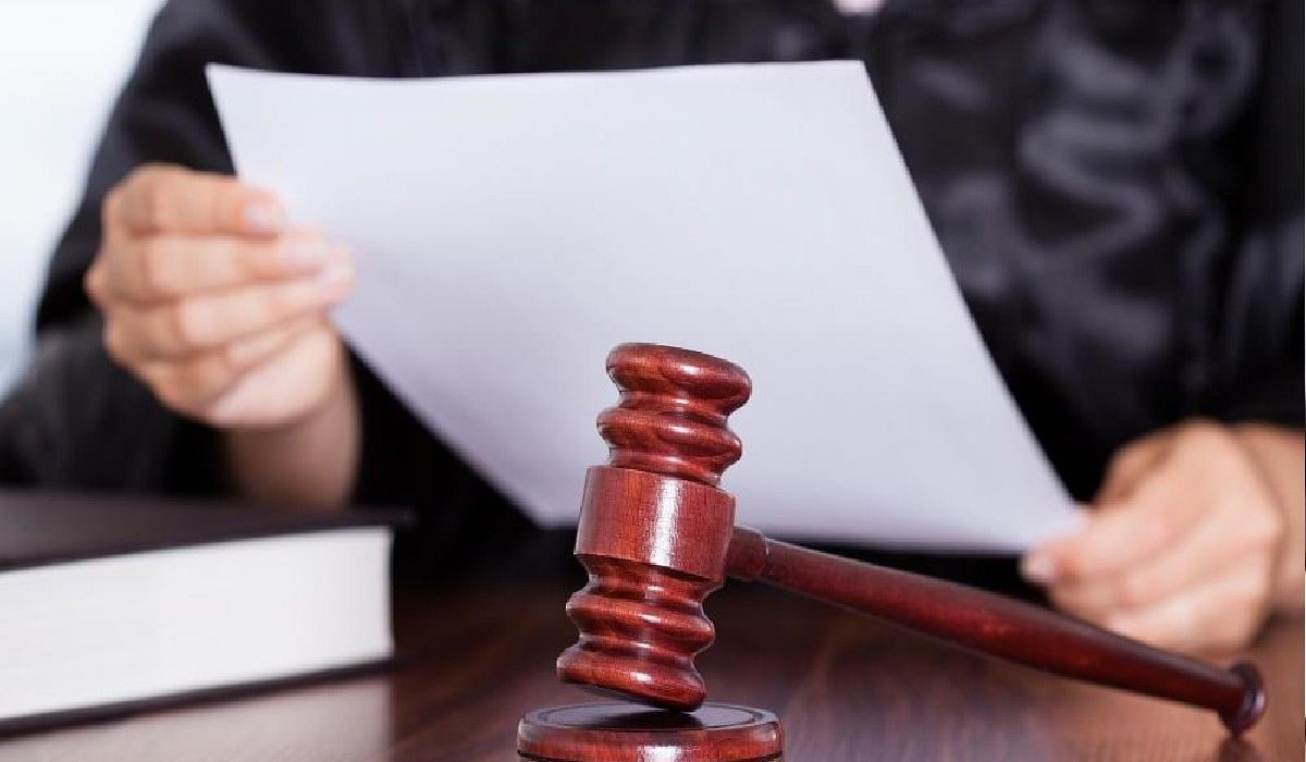 अल्पवयीन तरूणीला ‘आयटम’ म्हणाला तरूण,  कोर्टाने सुनावली दीड वर्षांची शिक्षा Mumbai Tak