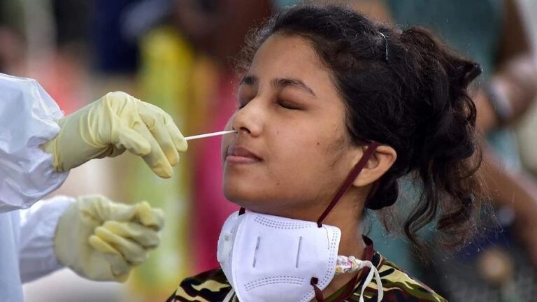 महाराष्ट्रासह आठ राज्यांमध्ये सर्वाधिक कोरोना रूग्ण, 300 जिल्ह्यांचा पॉझिटिव्हिटी रेट 5 टक्क्यांपेक्षा जास्त Mumbai Tak