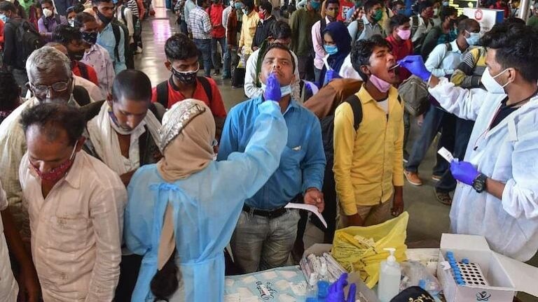 Mumbai COVID Update : रुग्णसंख्यावाढीचा आलेख चढताच, २४ तासांत शहरात २० हजार ९७१ रुग्णांची नोंद Mumbai Tak
