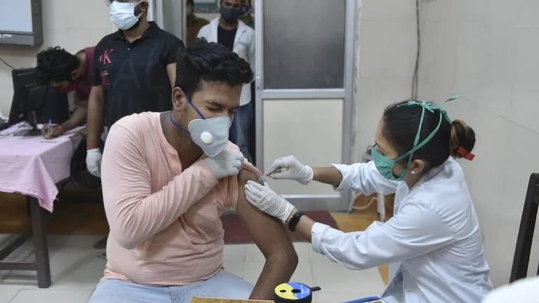 Vaccination Blood Clotting: चुकीच्या पद्धतीने इंजेक्शन दिल्यास होऊ शकतात रक्ताच्या गुठळ्या: स्टडी Mumbai Tak