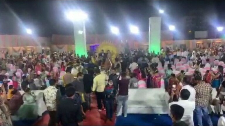 नियम फक्त सामान्यांसाठी? माजी शिवसेना नगरसेवकाच्या मुलीच्या लग्नात गर्दी, सोशल डिस्टन्सिंगचे तीनतेरा Mumbai Tak