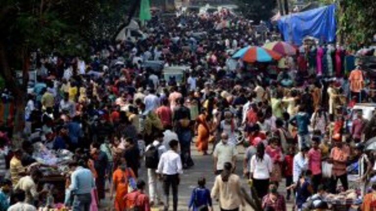 सोशल डिस्टन्सिंगचा फज्जा, गर्दीच गर्दी; मुंबईची चिंता वाढवणारे फोटो Mumbai Tak