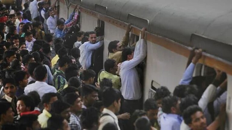 गर्दी असलेल्या ‘लोकल’मधून प्रवास करणं हा गुन्हा नाही; उच्च न्यायालयाचा महत्त्वपूर्ण निकाल Mumbai Tak
