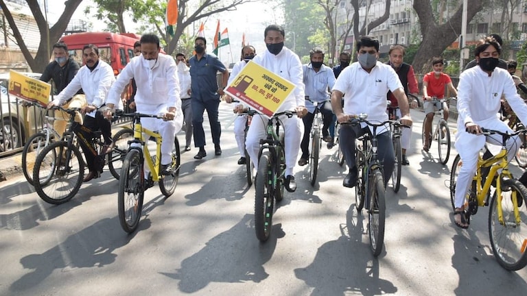 सायकलवरुन विधानसभेत पोहचले काँग्रेस आमदार, पण का..? Mumbai Tak