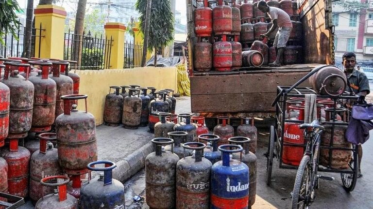 LPG Cylinder Price Hike: बाहेरचं जेवण महागणार?; व्यावसायिक सिलेंडरच्या दरात मोठी वाढ Mumbai Tak