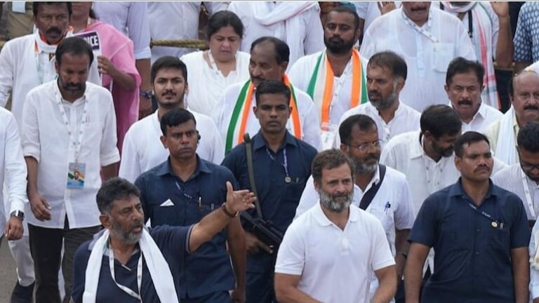 भारत जोडो यात्रेदरम्यान 4 कार्यकर्त्यांना विद्युत तारेचा झटका; रुग्णालयात दाखल Mumbai Tak