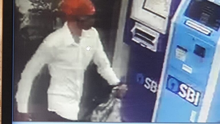 मुंबईत स्टेट बँकेच्या दहीसर शाखेत चोरट्यांचा गोळीबारात एका कर्मचाऱ्याचा मृत्यू, अडीच लाखांची लूट Mumbai Tak