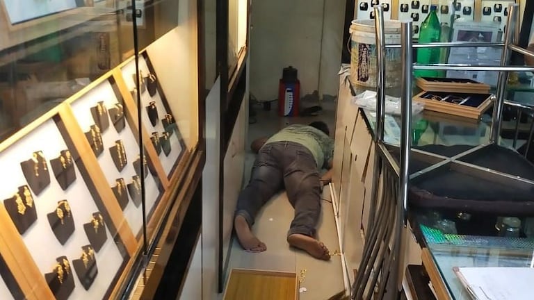 दहीसर : ज्वेलर्सचं दुकान लुटण्याचा प्रयत्न फसला, दुकान मालकाची हत्या करुन चोरटे फरार Mumbai Tak