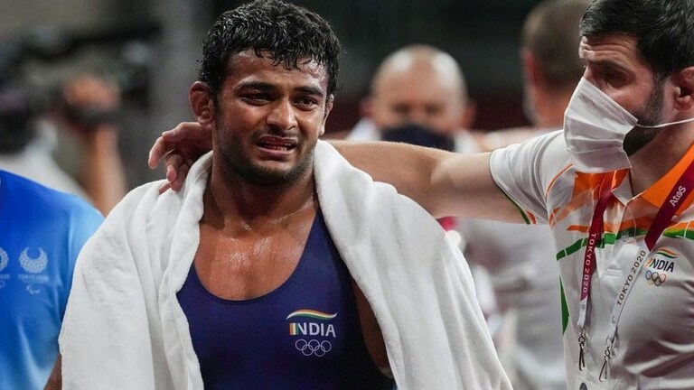 Tokyo Olympics 2020 : कुस्तीपटू दीपक पुनियाच्या परदेशी कोचवर कारवाई Mumbai Tak