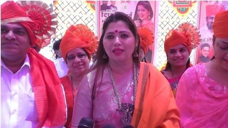 फडणवीसांनी दावणीला बांधलेली म्हैस शिवसेनेच्या वाटेवर सोडू नये – दिपाली सय्यद Mumbai Tak