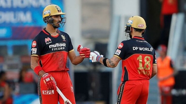 IPL 2021 : विराट कोहलीचं टेन्शन वाढलं, RCB च्या स्टार बॅट्समनला कोरोनाची लागण Mumbai Tak