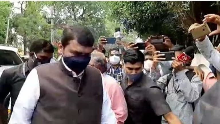पवारांच्या भेटीनंतर देवेंद्र फडणवीस एकनाथ खडसेंच्या घरी, राजकीय वर्तुळात चर्चांना उधाण Mumbai Tak