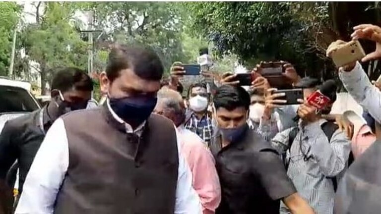 पवारांच्या भेटीनंतर देवेंद्र फडणवीस एकनाथ खडसेंच्या घरी, राजकीय वर्तुळात चर्चांना उधाण Mumbai Tak