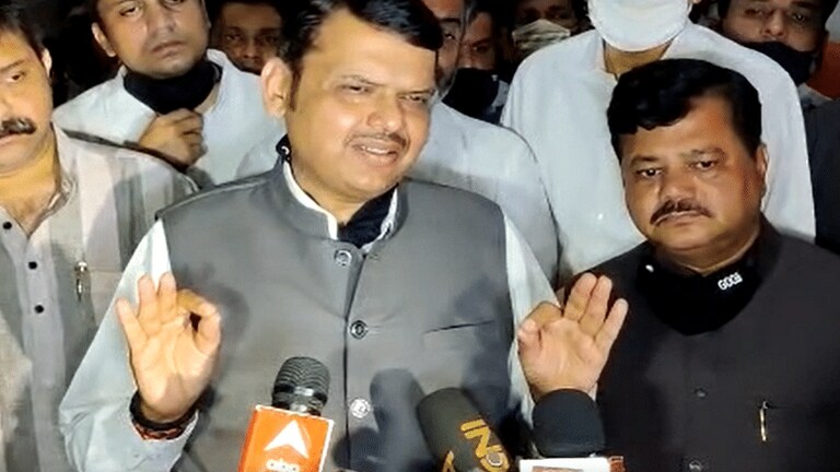 सचिन वाझेंचे मालक काँग्रेस, राष्ट्रवादी आणि शिवसेनेत बसले आहेत-फडणवीस Mumbai Tak