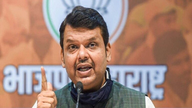 महाराष्ट्राचं गृहखातं कोण चालवतं? अनिल देशमुख की अनिल परब?-फडणवीस Mumbai Tak